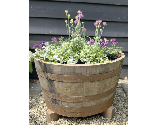 Kvetinový sud s rôznymi kvetmi