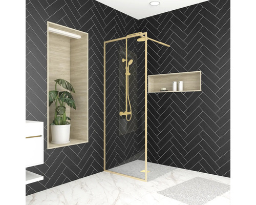 Moderná kúpeľňa s otvoreným sprchovacím kútom, čiernymi obkladačkami v tvare rybej kosti a bielymi mramorovými dlaždicami.