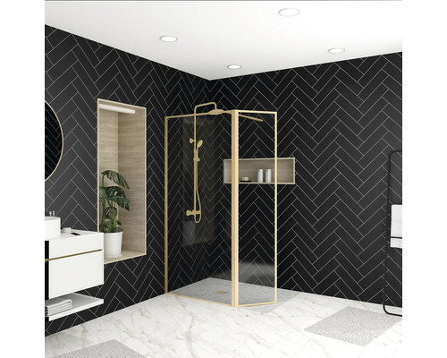 Moderná kúpeľňa s čiernym rybím vzorom na stenách, zlatým sprchovacím kútom a bielymi mramorovými dlaždicami.