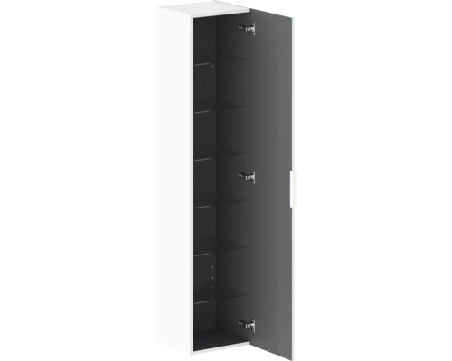 Otvorená vysoká skriňa s policami