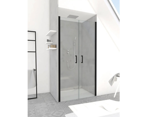 Sprchovací kút s masážnymi tryskami a čiernym rámom v kúpeľni.