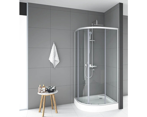 Rohová sprcha s hlavovou sprchou a batériou v kúpeľni so sivými dlaždicami