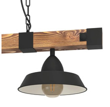 Závesná lampa s dreveným trámom a čiernym tienidlom