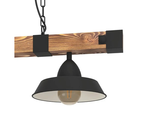 Závesná lampa s dreveným trámom a čiernym tienidlom