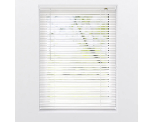 Zatvorené biele žalúzie v okne