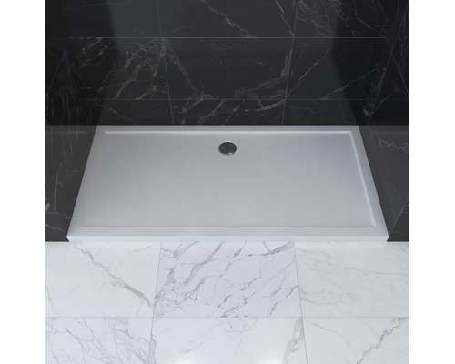 Obdĺžniková sprchová vanička s odtokom v kúpeľni s mramorovými obkladmi