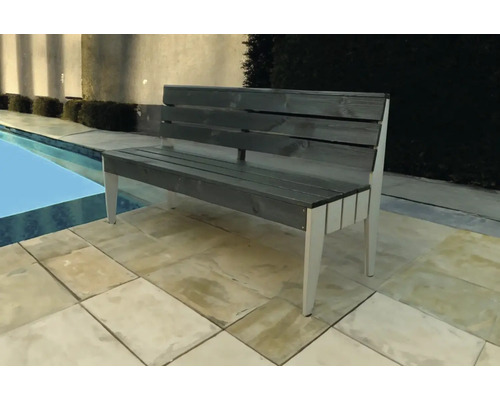 Drevená lavica s operadlom vedľa bazéna