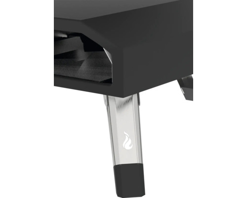 Detailný pohľad na pec na pizzu s podstavcom z nehrdzavejúcej ocele a symbolom plameňa