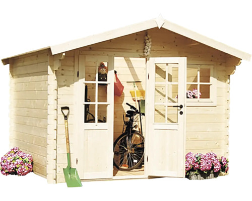 Záhradný domček s otvorenými dverami a záhradným náradím