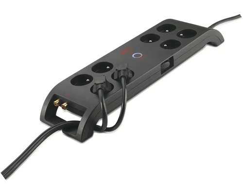 Čierna predlžovacia zásuvka s viacerými zásuvkami a zapojenými napájacími káblami.