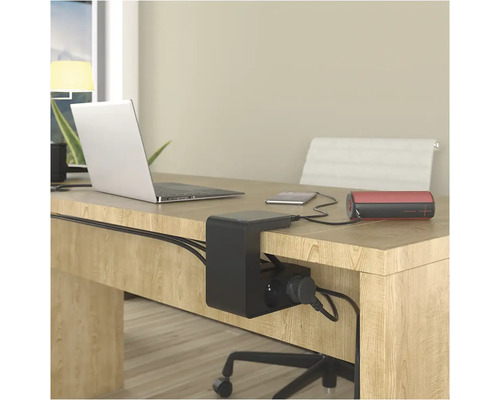 Pracovný stôl s notebookom, smartfónom, reproduktorom a predlžovacím káblom s upevnením na stôl