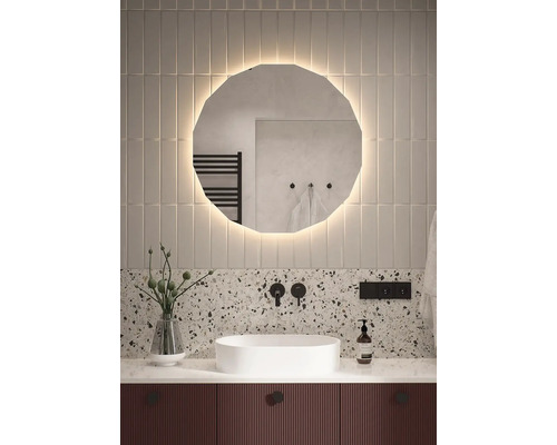 Moderná kúpeľňa s umývadlom, zrkadlom s osvetlením a obkladmi