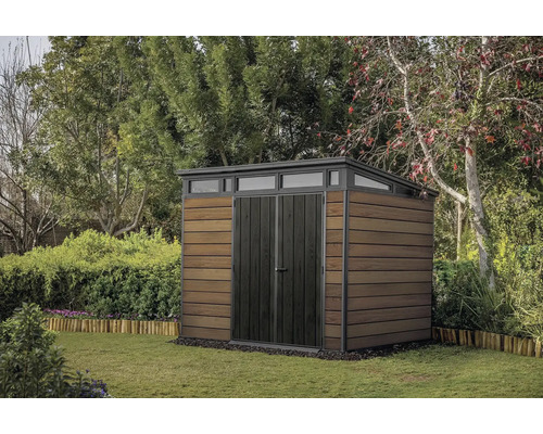 Záhradná búda s dvojkrídlovými dverami a oknami v záhrade