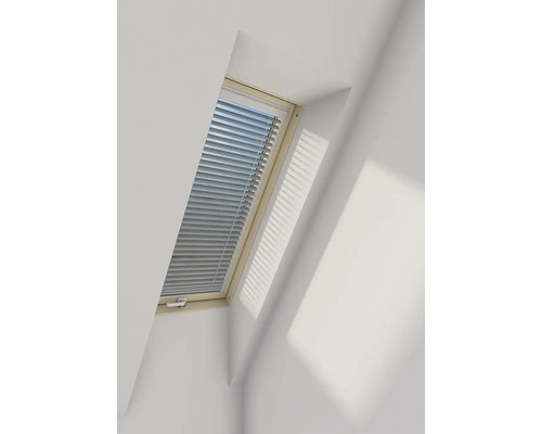 Strešné okno so žalúziami vo svetlej miestnosti