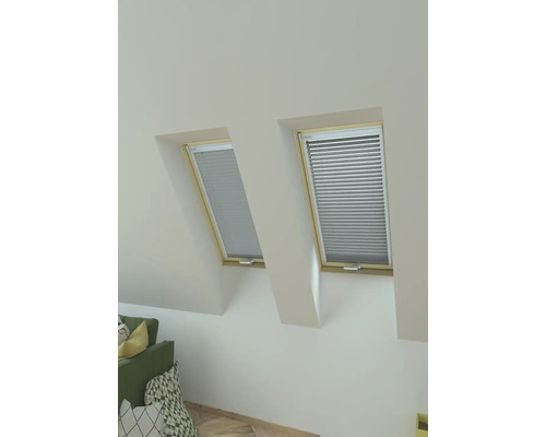 Dve strešné okná so žalúziami vo svetlej izbe.