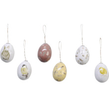 Rôzne maľované veľkonočné vajíčka na zavesenie