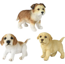 Tri figúrky psov ako záhradná dekorácia