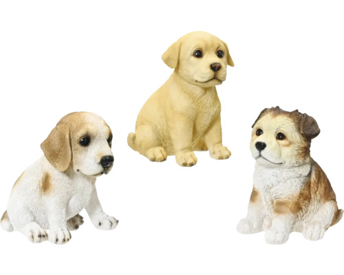 Tri sediace figúrky šteniat ako záhradná dekorácia