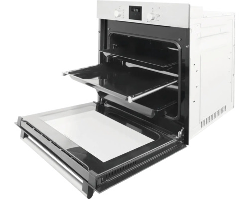 Vstavaná rúra s otvorenými dvierkami a plechom na pečenie