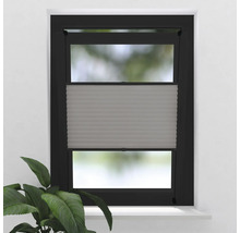 Okno s čiernym rámom a sivou plisovanou žalúziou