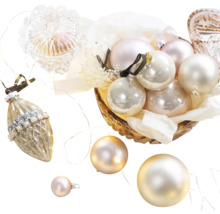 Ozdobné vianočné gule v mise so svetelnými prvkami