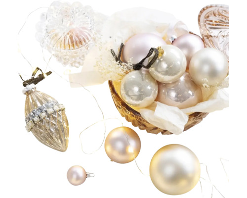 Ozdobné vianočné gule v mise so svetelnými prvkami