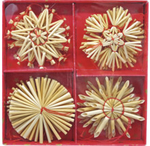 Štyri slamenné hviezdy v červenej krabičke na vianočné dekorácie.