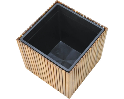 Štvorcový drevený kvetináč s plastovou vložkou do záhrady