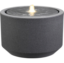 Sivá izbová fontána s vodotryskom