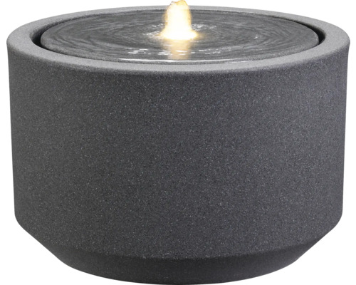 Sivá izbová fontána s vodotryskom