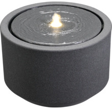 Okrúhla izbová fontána z kameňa s vodou a svetlom