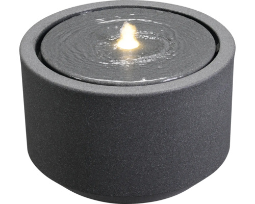 Okrúhla izbová fontána z kameňa s vodou a svetlom