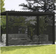 Pergola s lamelovou stenou v záhrade
