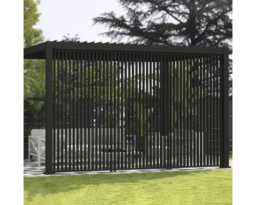 Pergola s lamelovou stenou v záhrade