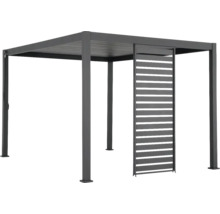 Voľne stojaca sivá pergola s lamelovou stenou
