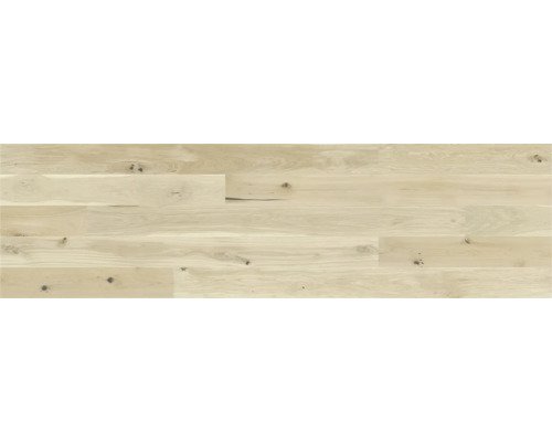 Svetlé drevené podlahové panely s kresbou a hrčami.