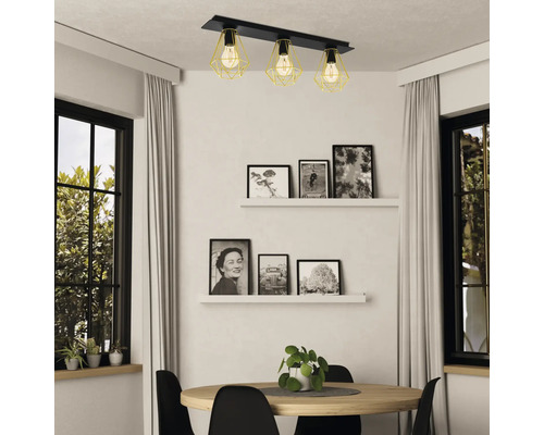 Jedáleň s jedálenským stolom a stropným svietidlom s tromi žiarovkami