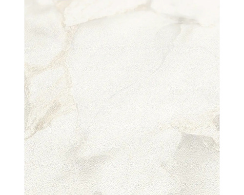 Detail bielej vinylovej tapety s jemnou mramorovou štruktúrou