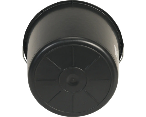 Čierne vedro s kovovou rukoväťou zdola