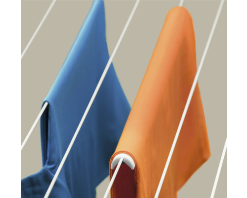 Bielizeň visí na šnúre na bielizeň a schne