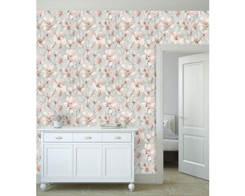 Dekoratívna izba s kvetinovou tapetou, komodou a dverami.