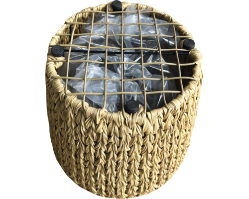 Dekoratívny kvetináč z pleteného materiálu s plastovou vložkou