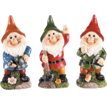 Traja záhradní trpaslíci so záhradným náradím