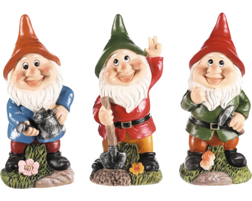Traja záhradní trpaslíci so záhradným náradím