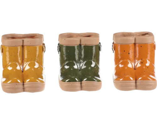 Tri kvetináče v tvare gumákov