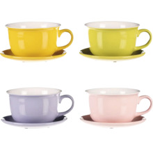 Štyri šálky na čaj s podšálkami v rôznych farbách