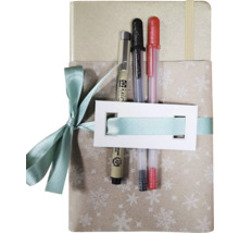 Darčeková súprava s poznámkovým blokom, perami, stuhou a visačkou na darček