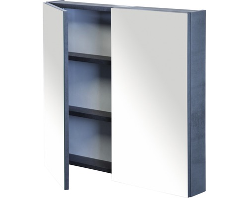 Otvorená zrkadlová skrinka s policami