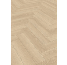Položená svetlá laminátová podlaha vo vzore rybej kosti.