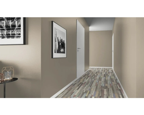 Chodba s obrazmi a dverami